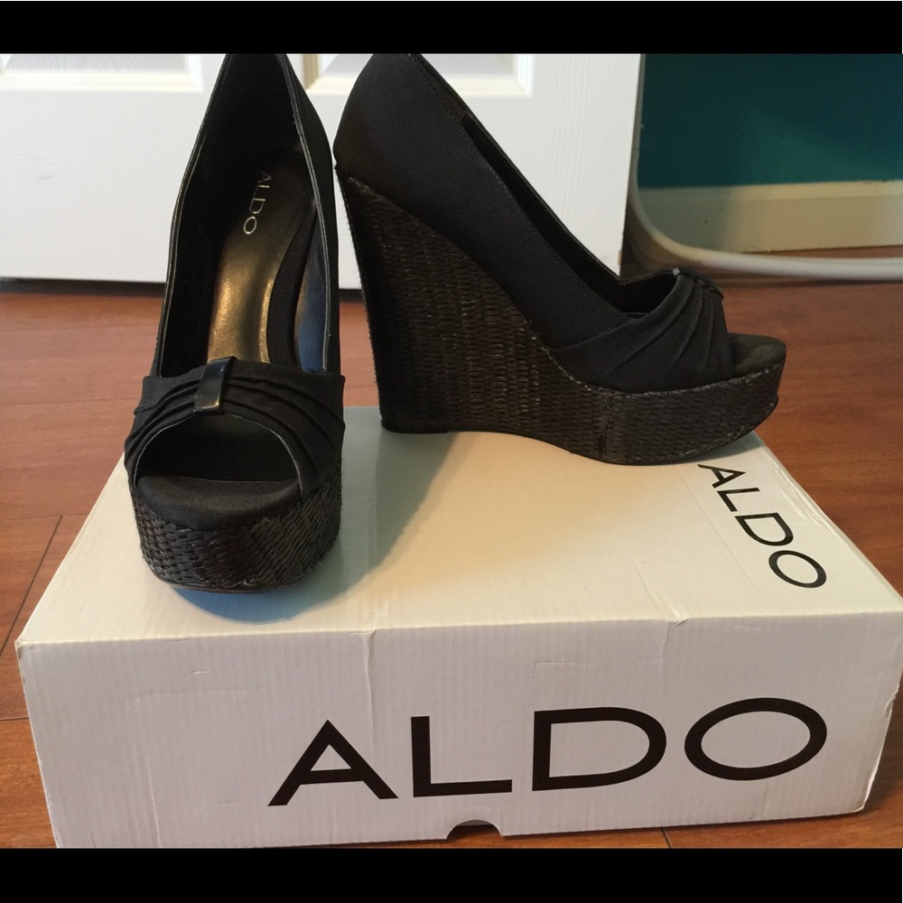 Black wedges